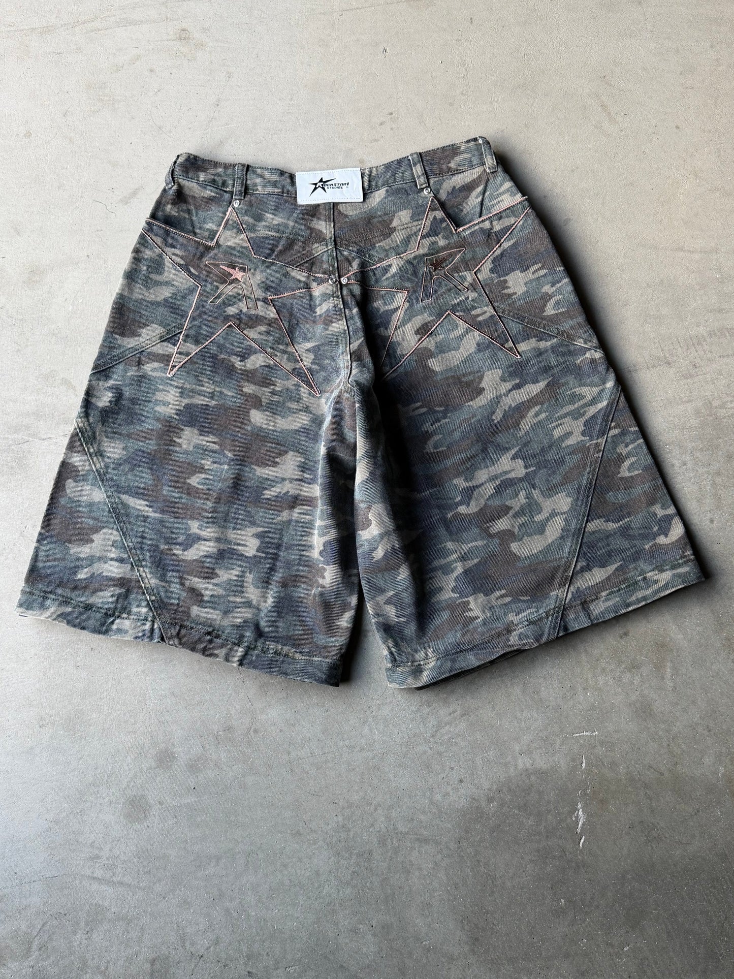 Darkwash camo logo pocket convertible jeans